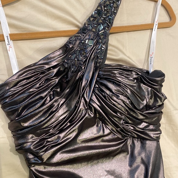One shoulder beaded metallic gown. Fitted silhouette. - Picture 3 of 13